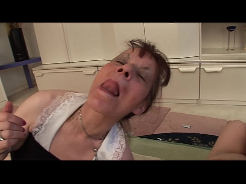 ❤️ Zwei Großmütter und ein Großvater haben einen Dreier Fuck video bei uns