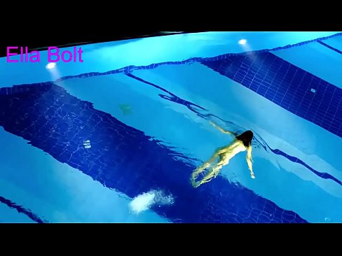 ❤️ Ich kann nicht aufhören zuzusehen, junge Blondine beim Nacktschwimmen im Pool des ELLA BOLT Resorts erwischt Fuck video bei uns