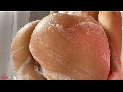❤️ Brünette masturbiert Muschi mit Vibrator zu intensivem Orgasmus in der Dusche Fuck video bei uns