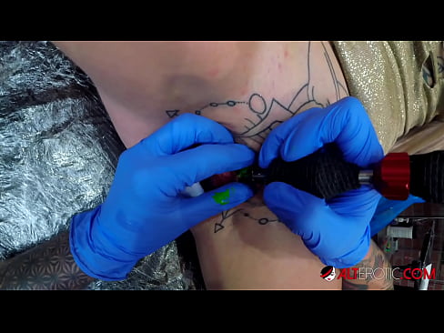 ❤️ Extrem tätowierte Hottie Sully Savage hat ein Tattoo auf ihrer Klitoris Fuck video bei uns