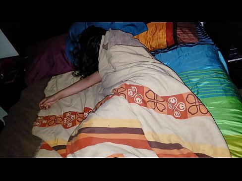❤️ Stiefsohn beschimpft seine junge Stiefmutter, während sie schläft. Fuck video bei uns