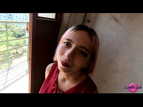 ❤️ Studentin saugt einen Fremden im Outback - Sperma auf seinem Gesicht Fuck video bei uns